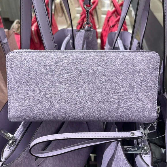 MICHAEL KORS Jet Set Lg Signatu Logo Continental Wallet Wristlet Phone
Lt Quartz - Picture 3 of 16